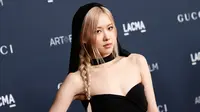 Rose Blackcpink saat menghadiri LACMA Art+Film Gala di Los Angeles County Museum of Art, Los Angeles, California, Amerika Serikat, 5 November 2022. Rose memikat hati para penggemar dalam balutan gaun Saint Laurent berwarna hitam yang anggun nan seksi. (Michael Tran/AFP)