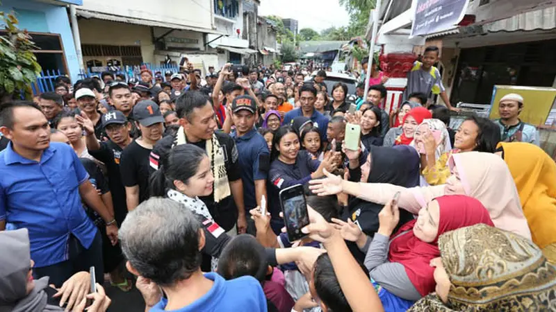 Gerilya Lapangan, Agus Harimurti Dikerubuti Banyak Ibu-ibu