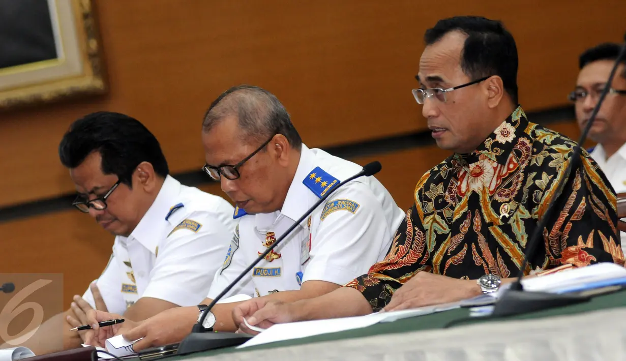 Menhub, Budi Karya Sumadi (kanan) memaparkan kesiapan angkutan jelang perayaan Natal 2016 dan Tahun Baru 2017 di Jakarta, Selasa (6/12). Diprediksi arus libur panjang terjadi dua hari jelang natal dan tahun baru. (Liputan6.com/Helmi Fithriansyah)