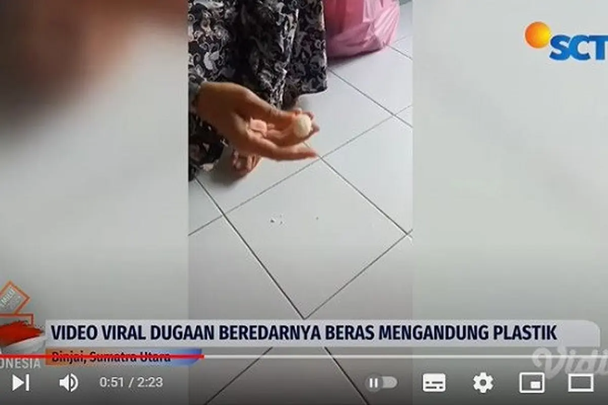 Seorang emak-emak di Binjai, Sumatera Utara mengeluh adanya dugaan beras mengandung plastik usai membeli dari Bulog di Kelurahan Berngam, Binjai pada 4 Oktober 2023.
