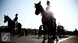 Pasukan berkuda mengiringi pembawa duplikat bendera pusaka dari Monumen Nasional menuju Istana di Jakarta, Rabu (17/8). Kegiatan tersebut dalam rangka memperingati HUT RI ke-71. (Liputan6.com/Faizal Fanani)