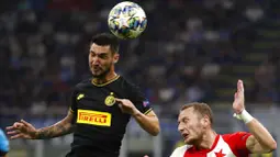 Gelandang Inter Milan, Matteo Politano, duel udara dengan pemain Slavia Praha, Vladmir Coufal, pada laga Liga Champions di Stadion Giuseppe Meazza, Selasa (17/9/2019). Kedua tim bermain imbang 1-1. (AP/Antonio Calanni)