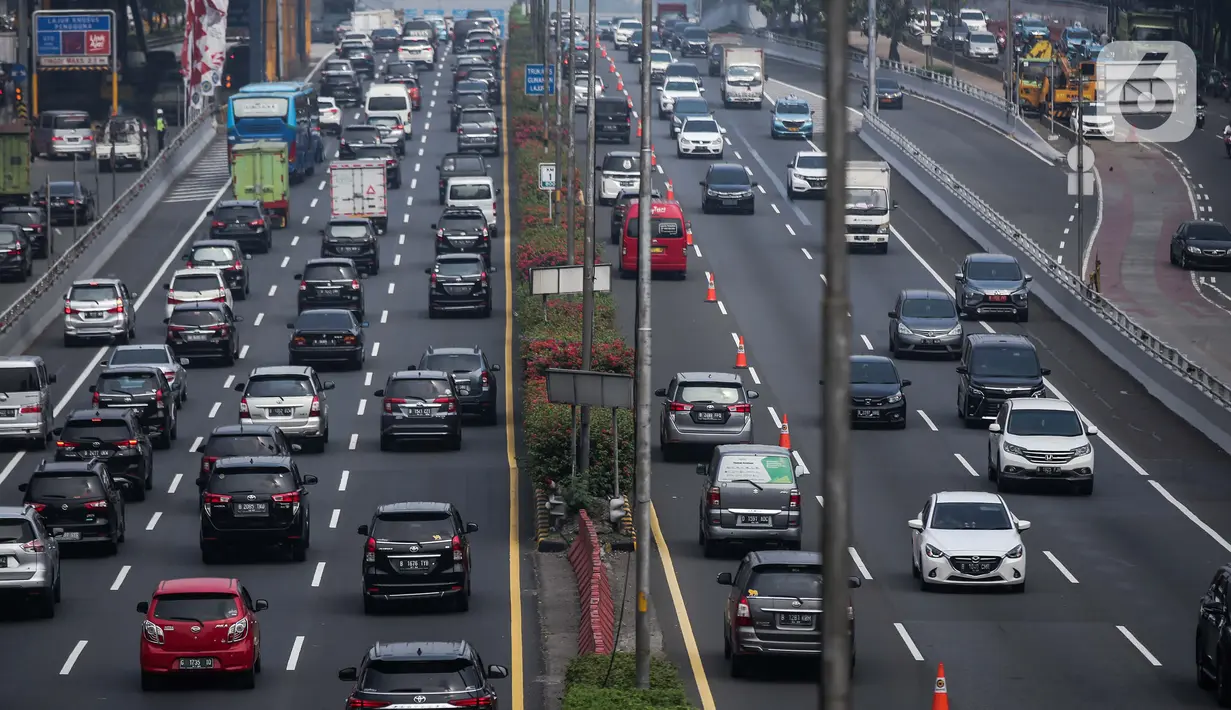 Sejumlah kendaraan terjebak kemacetan di Jalan Gatot Subroto, Jakarta, Rabu (31/8/2022). Kepala Dinas Perhubungan (Kadishub) DKI Jakarta Syafrin Liputo mengatakan pihaknya bakal melakukan uji coba pengaturan jam kantor sebagai upaya menekan kemacetan di Ibu Kota. Keputusan itu diambil setelah dilakukan forum group discussion (FGD) dengan sejumlah pihak terkait. (Liputan6.com/Faizal Fanani)