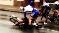 Akibat ulahnya meninju pebalap sepeda lain, pebalap sepeda ini khilaf minta maaf dan diganjar hukuman.
