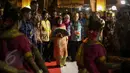 Wakil Presiden Jusuf Kalla didampingi istrinya Mufidah menghadiri malam silaturahmi dengan warga Bone, Makassar, Sabtu (6/5/2015). JK disambut dengan tarian adat Bugis saat tiba di tempat acara. (Liputan6.com/Faizal Fanani)