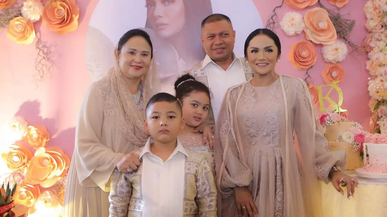 [Fimela] Krisdayanti dan anak-anaknya