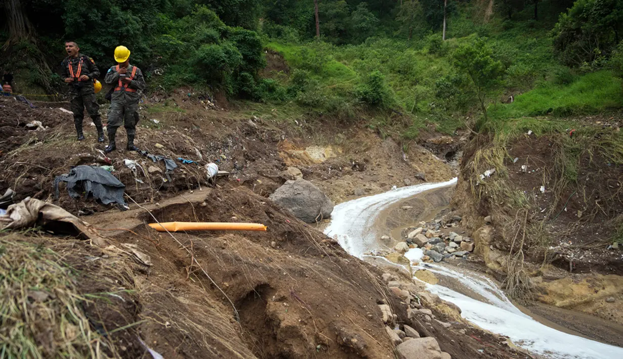 Banjir tersebut menghancurkan setidaknya enam rumah, menurut badan Koordinasi Nasional untuk Pengurangan Bencana Guatemala (CONRED). (AP Photo/Moises Castillo)
