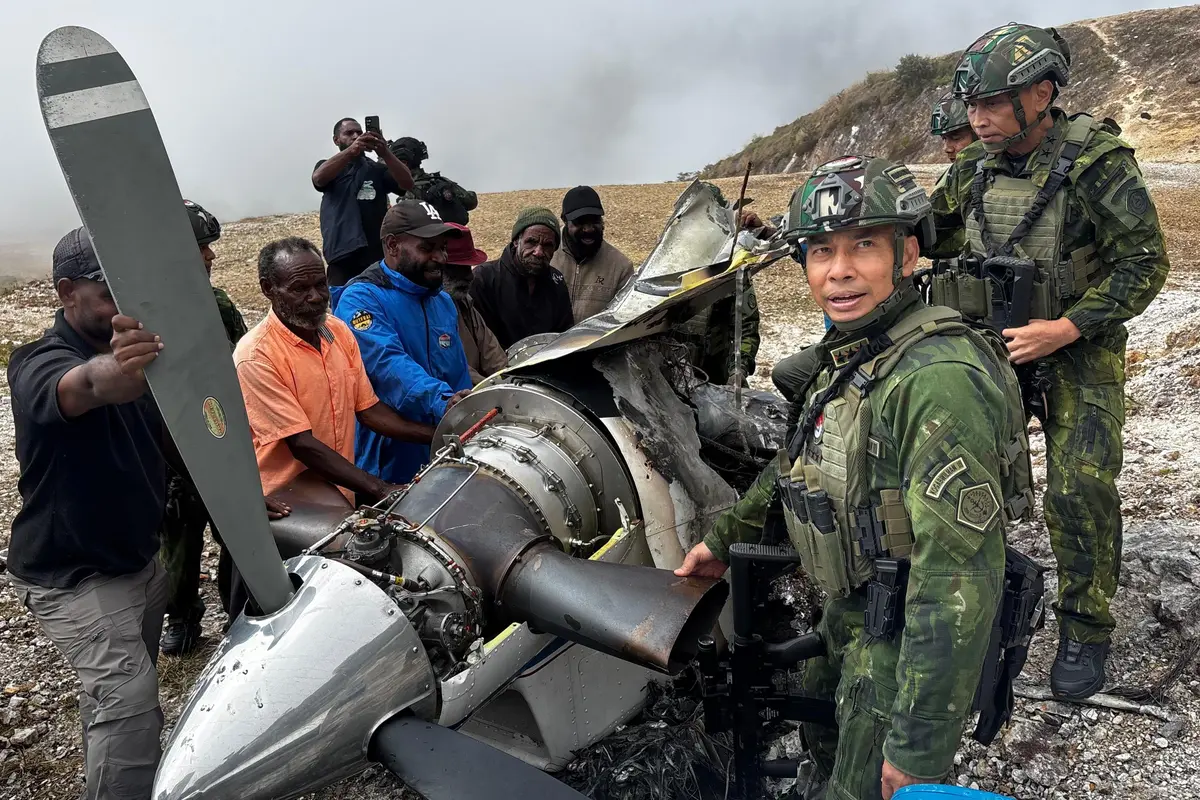 Panglima Komando Gabungan Wilayah Pertahanan (Kogabwilhan) III Letjen TNI Lucky Avianto memimpin langsung proses evakuasi puing-puing pesawat milik PT Associated Mission Aviation (AMA) dengan registrasi PK-RCY.