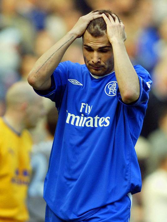 3. Adrian Mutu - Digadang-gadang menjadi penerus Gianfranco Zola, striker Romania ini malah terpuruk bersama Chelsea. Pertengkaran dengan Jose Mourinho dan terbukti menggunakan narkoba membuat The Blues memutus kontraknya. (AFP/Adrian Dennis)