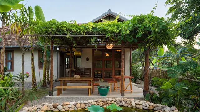 Desain Rumah Minimalis di Desa dengan Pergola Alami (AI)