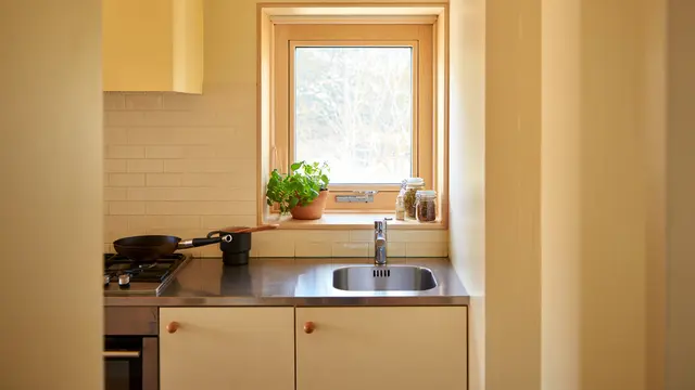 Desain Jendela Kecil untuk Dapur Sederhana (AI)