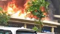 Kebakaran terjadi di Mal Ciputra Cibubur, Kota Bekasi, Selasa (17/2/2026) siang. (Foto: Tangkapan Layar Video)