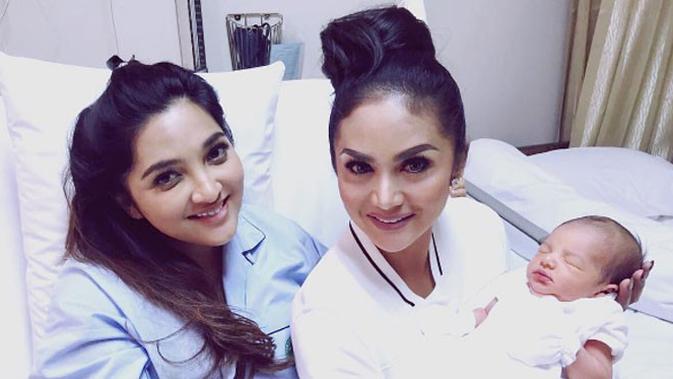 Krisdayanti Menjenguk Anak Anang Hermansyah dan Ashanty 