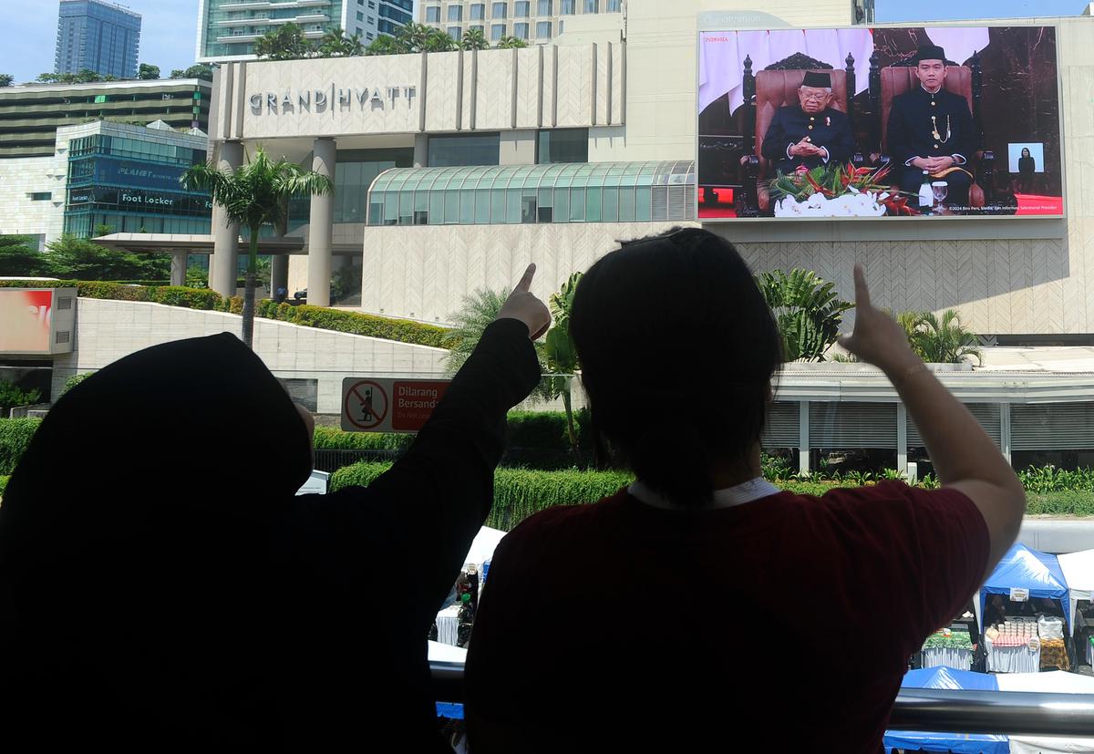 Warga Saksikan Prabowo Ucapkan Sumpah dan Janji sebagai Presiden Lewat Videotron