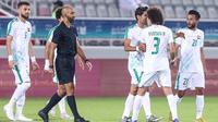 Bek Irak, Mustafa Mohammed (kedua dari kanan), berdebat dengan wasit Kuwait, Ahmed al-Ali (kedua dari kiri), setelah diusir wasit dalam pertandingan Grup A Piala Teluk Arab ke-24 antara Yaman dan Irak di Stadion Abdullah bin Khalifa di ibu kota Qatar, Doha, pada 2 Desember 2019. (MUSTAFA ABUMUNES/AFP)