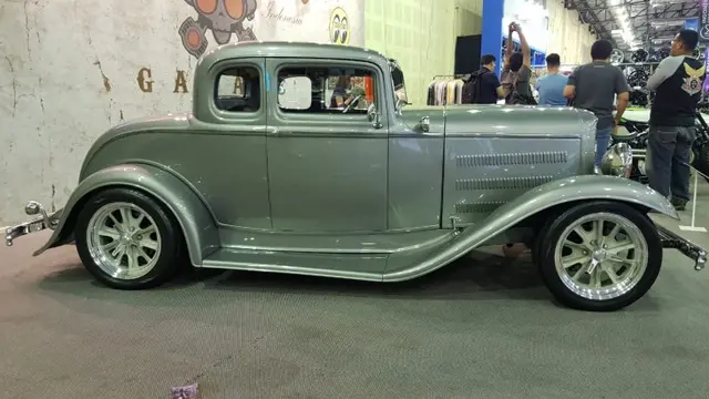 Replika Ford lansiran 1932 di kustom bergaya Hot Rod