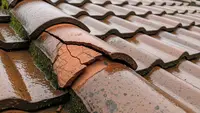 9 Tips Menambal Genteng Retak Agar Tidak Bocor Lagi Saat Hujan, Solusi Praktis untuk Atap Rumah