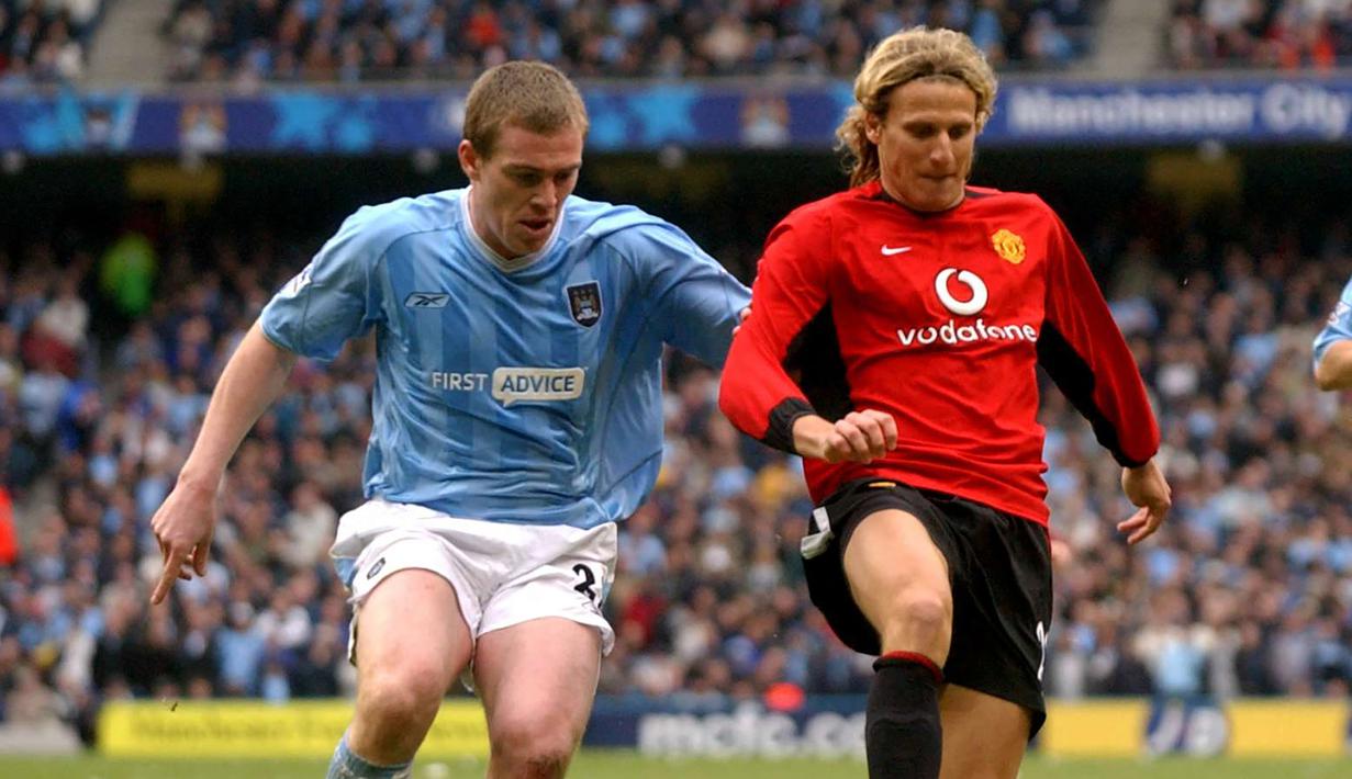 Diego Forlan. Striker Uruguay yang kini berusia 43 tahun dan telah pensiun pada Agustus 2019 bersama Kitchee ini menjadi satu-satunya pemain Uruguay yang mampu meraih trofi juara Premier League. Ia melakukannya bersama Manchester United pada musim 2002/2003, yaitu di musim keduanya bersama Setan Merah yang diperkuatnya selama 3 musim mulai tengah musim 2001/2002 hingga akhir musim 2003/2004 usai didatangkan dari Independiente. Gelar lain yang diraihnya adalah Piala FA 2003/2004 dan Community Shield tahun 2003. Bersama Setan Merah ia total tampil dalam 97 laga di semua ajang dengan torehan 17 gol dan 9 assist. (AFP/Paul Barker)