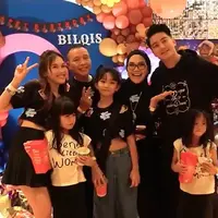 Ayu Ting Ting menggelar pesta meriah perayaan ulang tahun putrinya, Bilqis Khumairah Razak.  Acara berlangsung meriah dengan dihadiri banyak teman Bilqis dan juga keluarga. Hadir juga tamu spesial dalam acara ultah Bilqis ke-10. Berikut potret kemeriaahannya. [Youtube/Qiss You TV]