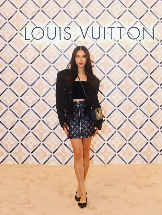 Tan melulu harus dress, sebagai cewek mamba, kamu bisa memadukan short pants dengan inner dan outer berwarna hitam seperti yang dikenakan Alyssa Daguise [instagram/alyssadaguise]