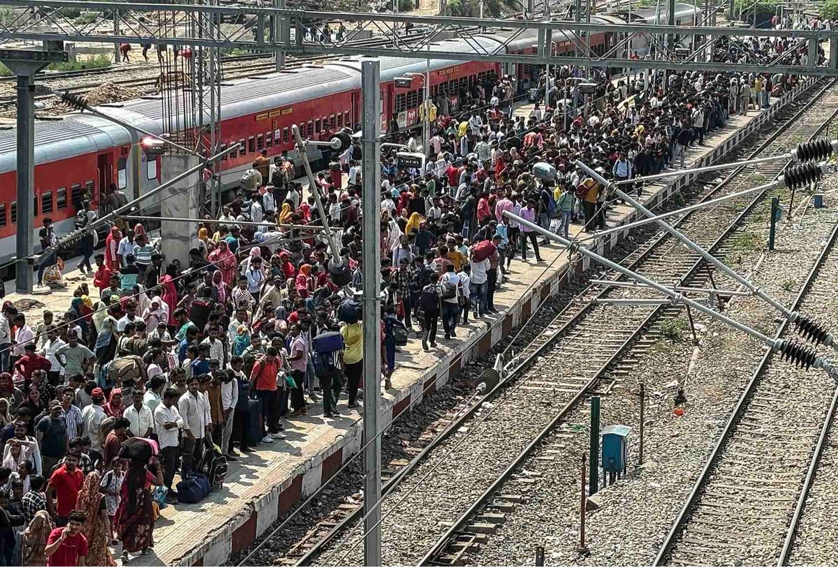 FOTO: Konflik India-Pakistan Memanas, Warga Panik Mengungsi KeTempat Aman