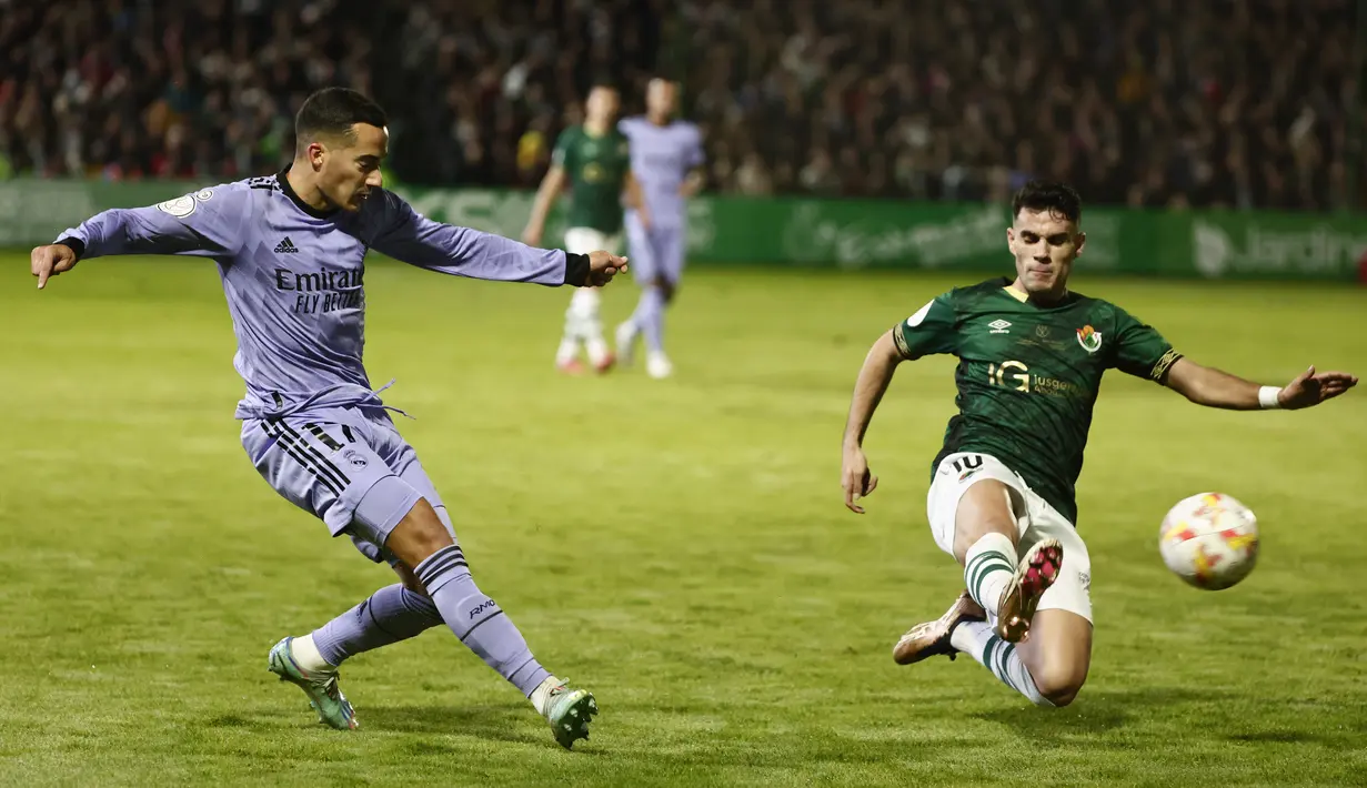 Pemain Cacereno, Carmelo Merenciano berusaha memblokir umpan dari gelandang Real Madrid, Lucas Vazquez selama pertandingan babak 32 besar Copa del Rey di stadion Principe Felipe di Caceres, Spanyol, Rabu (4/1/2023). Kemenangan ini membawa Real Madrid melaju ke babak 16 besar Copa del Rey 2022-2023 menyusul tim-tim LaLiga lainnya seperti Espanyol, Valencia, dan Villarreal. (AP Photo/Pablo Garcia)