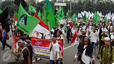 Ratusan massa aksi damai berkumpul di sekitar Bundaran Patung Arjuna Wijaya, Jakarta, Jumat (4/11). Massa berkumpul untuk melakukan aksi di depan Istana Negara menuntut penegakan hukum kasus dugaan penistaan agama. (Liputan6.com/Helmi Fithriansyah)