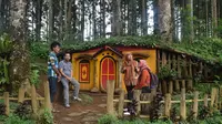 Sembari bercengkerama dengan kerabat atau pacar, wisatawan bisa berfoto selfie di berbagai sudut Kampung Kurcaci. (Liputan6.com/Aris Andrianto)