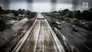 Kendaraan melintas di samping proyek Light Rail Transit (LRT) di sisi jalan Tol Jagorawi, Cibubur, Jakarta, Jumat (2/6). Pembangunan LRT Jabodebek koridor Cawang-Cibubur sudah mencapai 25 persen dan ditarget rampung pada 2019. (Liputan6.com/Faizal Fanani)
