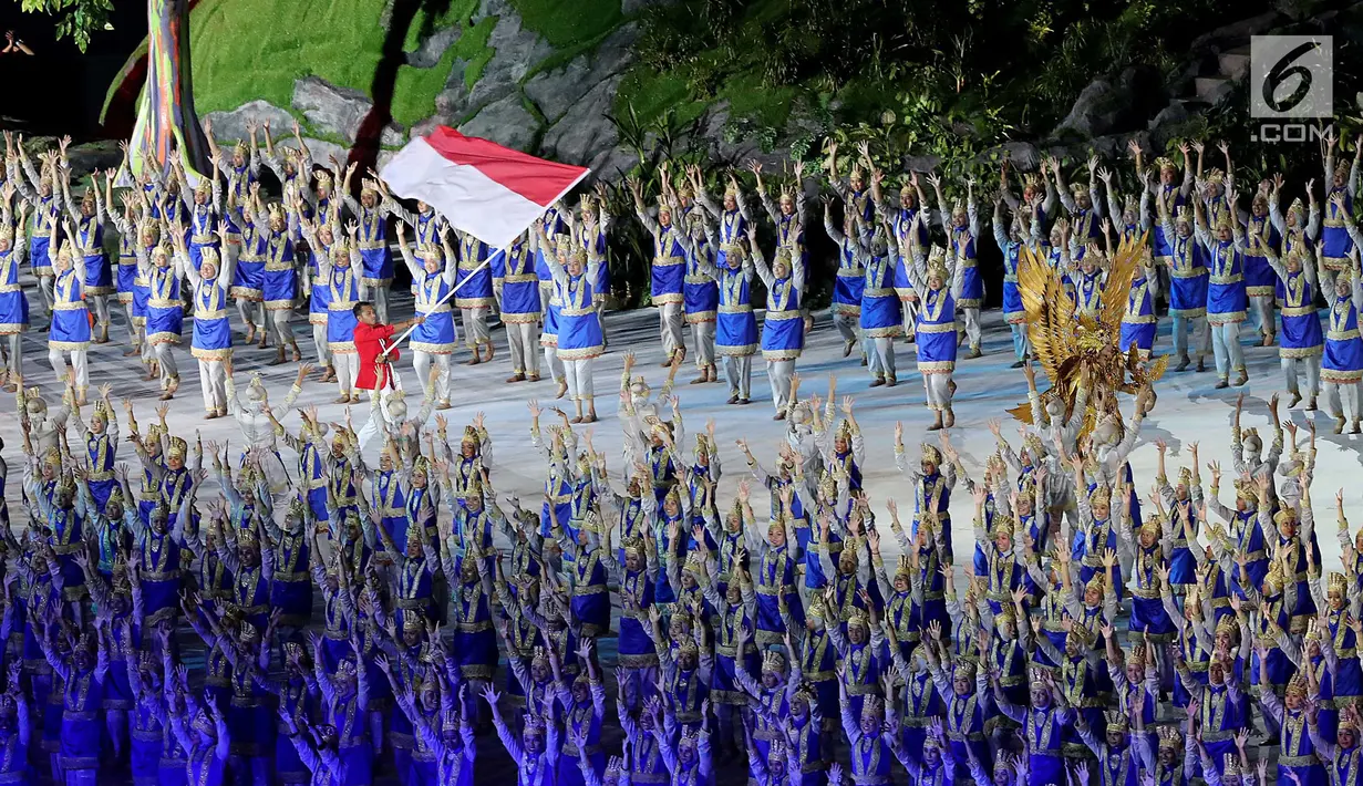 Atlet kontingen Indonesia memasuki stadion pada pembukaan Asian Games 2018 di Stadion Utama Gelora Bung Karno (SUGBK), Jakarta, Sabtu (18/8). Atlet renang I Gede Siman Sudartawa dipercaya menjadi pembawa bendera Merah Putih. (Liputan6.com/Ferbian Pradolo)