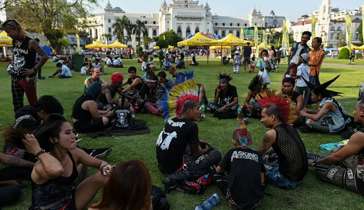 Anak-anak punk berbincang saat berpartisipasi merayakan festival air di pasar Bogyoke, Yangon, Jumat (12/4). Anak-anak punks ini berkumpul untuk menyambut dan merayakan festival air Tahun Baru Myanmar yang juga dikenal sebagai Thingyan. (AFP Photo/ Ye Aung Thu)