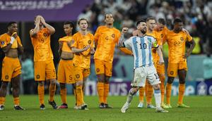 Pemain Argentina, Lionel Messi melakukan selebrasi di depan pemain Belanda saat babak adu penalti pada perempat final Piala Dunia 2022 yang berlangsung di Stadion Lusail, Jumat (09/12/2022) waktu setempat. Laga yang awalnya imbang 2-2 hingga extratime 2x15 menit, dimenangkan oleh Argentina pada babak adu penalti dengan skor 4-3. (AP/Jorge Saenz)