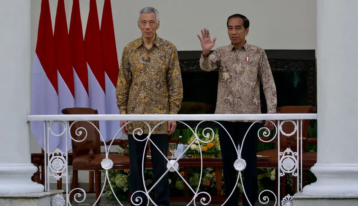 Presiden Indonesia Joko Widodo (kanan) bersama Perdana Menteri Singapura Lee Hsien Loong menyapa para jurnalis dalam pertemuan mereka di Istana Kepresidenan Bogor, Jawa Barat, 29 April 2024. (BAY ISMOYO/AFP)