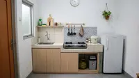 Desain Dapur Minimalis 2x1 untuk Rumah Subsidi. (AI Generated)