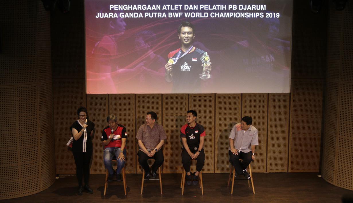 Atlet bulutangkis Indonesia, Mohammad Ahsan, saat konferensi pers pemberian apresiasi dari Drarum Foundation di Galeri Indonesia Kaya, Jakarta, Rabu (4/9). Djarum Foundation beri bonus Rp 550 juta untuk Ahsan. (Bola.com/Yoppy Renato)