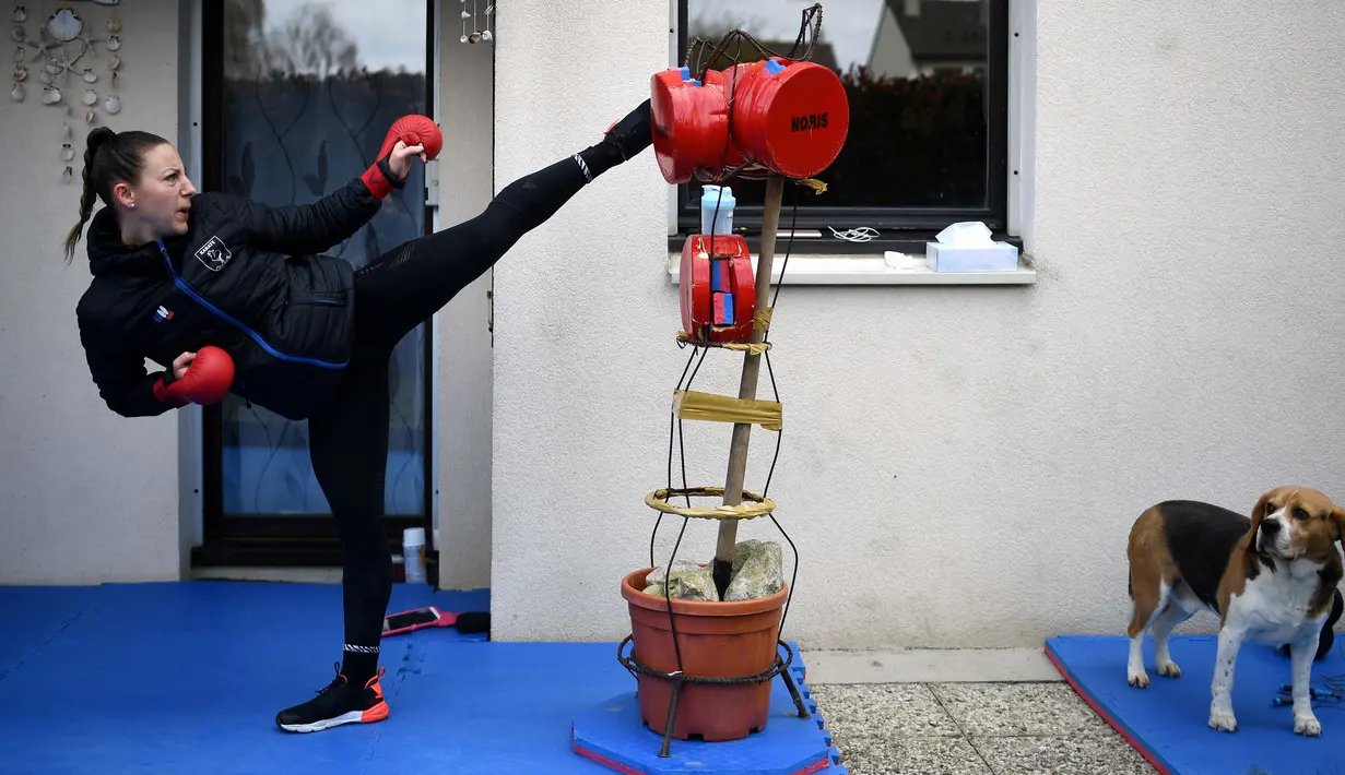 Alexandra Recchia berlatih di taman rumahnya di L'Hay-les-Roses, dekat Paris, Prancis, 3 April 2020. Juara dunia karate sebanyak lima kali ini tetap berlatih selama karantina wilayah atau lockdown untuk mencegah penyebaran virus corona COVID-19 di Prancis. (Photo by FRANCK FIFE/AFP)
