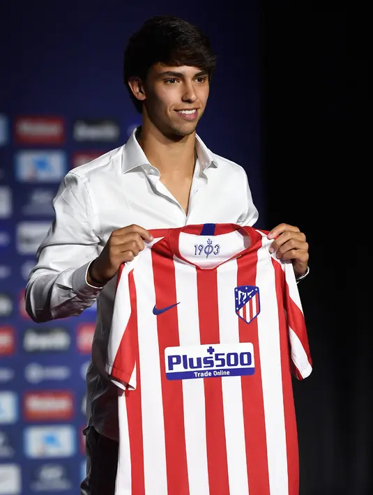 Gelandang Atletico Madrid, Joao Felix tersenyum saat berpose dengan jersey klub barunya selama perkenalan dirinya di Stadion Wanda Metropolitano, Madrid (8/7/2019). Joao Felix akan memakai nomor punggung 7 yang sebelumnya dipakai oleh Antoine Griezmann. (AFP Photo/Philippe Marcou)