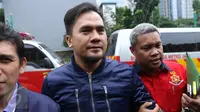 Pedangdut Saipul Jamil tiba di gedung Kedokteran dan kesehatan Polda Metro Jaya  ,Jakarta, Sabtu (20/2). Kedatangan Saipul Jamil untuk menjalani pemeriksaan kesehatan. (Liputan6.com/Herman Zakharia)