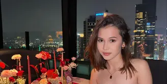 Dalam rangka anniversary ke-2, pasangan muda Sandrinna Michelle dan Junior Roberts menggelar dinner romantis di sebuah restoran mewah. [@sandrinna_11].