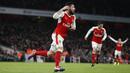 Bomber Arsenal, Olivier Giroud, merayakan gol yang dicetaknya ke gawang Crystal Palace. Akhirnya The Gunners berhasil unggul 1-0 melalui gol scorpion kick dari Giroud memanfaatkan umpan Alexis Sanchez. (Reuters/Stefan Wermuth)