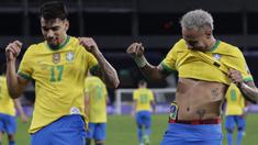 Kerjasama Lucas Paqueta dan Neymar berhasil antar Brasil ke babak Final CONMEBOL Copa America 2021 setelah tumbangkan Peru. Pertandingan diwarnai dengan peluang-peluang emas dari kedua kubu yang saling serang. (Foto: AP/Silvia Izquierdo)