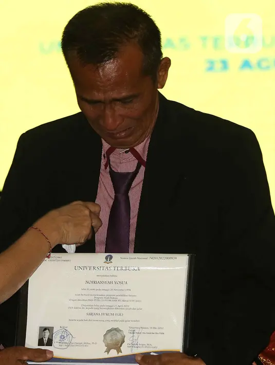<p>Ayah Brigadir Nofriansyah Yosua Hutabarat atau Brigadir J, Samuel Hutabarat menerima ijazah saat mewakili anaknya mengikuti prosesi wisuda di Universitas Terbuka, Pamulang, Tangerang Selatan, Banten, Selasa (23/8/2022). Brigadir J tercatat sebagai mahasiswa Program Studi Ilmu Hukum, Fakultas Hukum dan Ilmu Sosial dan Ilmu Politik di Unit Program Belajar Jarak Jauh Universitas Terbuka Jambi. (Liputan6.com/Herman Zakharia)</p>