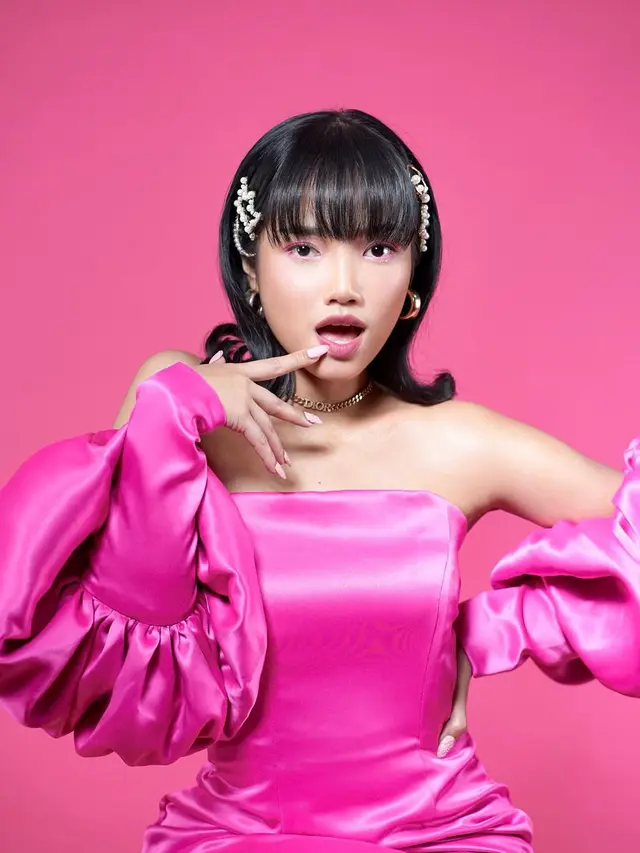 Pemotretan Fuji memakai dress shocking pink (Foto: Instagram fuji_an)