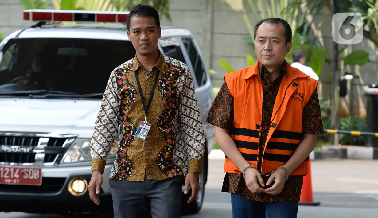 Mantan Presiden Direktur PT Lippo Cikarang, Bartholomeus Toto (kanan) bersiap untuk menjalani pemeriksaan di Gedung KPK, Jakarta, Jumat (17/1/2020). Toto diperiksa sebagai tersangka kasus suap perizinan proyek pembangunan Meikarta di Kabupaten Bekasi, Jawa Barat. (merdeka.com/Dwi Narwoko)