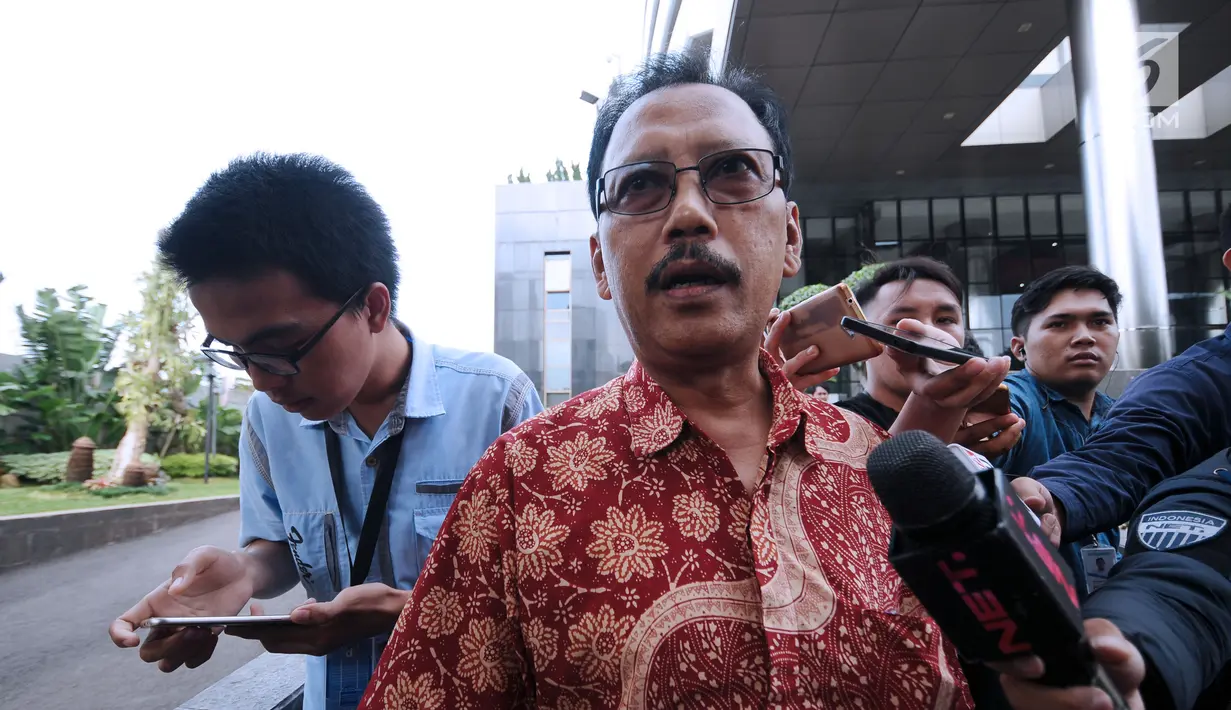 Mantan Sekda Kota Malang, Cipto Wiyono meninggalkan Gedung KPK usai menjalani pemeriksaan, Jakarta, Senin (26/2). Cipto Wiyono diperiksa sebagai saksi terkait dugaan suap pembahasan APBD-P Pemkot Malang TA 2015. (Liputan6.com/Helmi Fithriansyah)