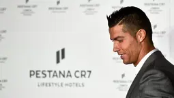 Cristiano Ronaldo menghadiri peresmian hotel mewah kedua miliknya, di ibu kota Portugal, Lisbon, Minggu (2/10). Properti ini merupakan kerja sama Ronaldo dengan operator hotel terbesar asal Portugal, Pestana Hotel Group. (PATRICIA DE MELO MOREIRA/AFP)