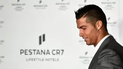 Cristiano Ronaldo menghadiri peresmian hotel mewah kedua miliknya, di ibu kota Portugal, Lisbon, Minggu (2/10). Properti ini merupakan kerja sama Ronaldo dengan operator hotel terbesar asal Portugal, Pestana Hotel Group. (PATRICIA DE MELO MOREIRA/AFP)