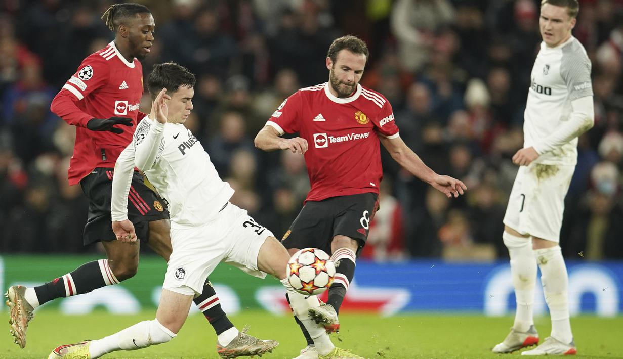 Di barisan tengah, Juan Mata yang sudah lama tidak dimainkan akhirnya merasakan lagi atmosfer pertandingan. Walaupun sudah tidak muda lagi, pengalamannya dibutuhkan untuk mengimbangi pemain muda terutama pada saat menyerang. (AP Photo/Dave Thompson)