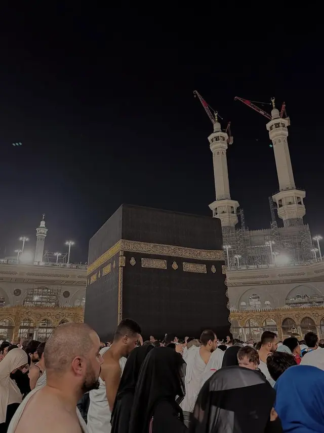 Potret Beby Tsabina Jalani Umroh dengan Suami. (instagram/bebytsabina)