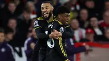 Penyerang Manchester United asal Pantai Gading #16, Amad Diallo (kanan), merayakan gol kedua timnya bersama bek Manchester United asal Maroko #03, Noussair Mazraoui, dalam pertandingan Premier League Inggris antara Nottingham Forest dan Manchester United di The City Ground, Nottingham, Inggris tengah, pada 1 November 2025. (Darren Staples/AFP)
